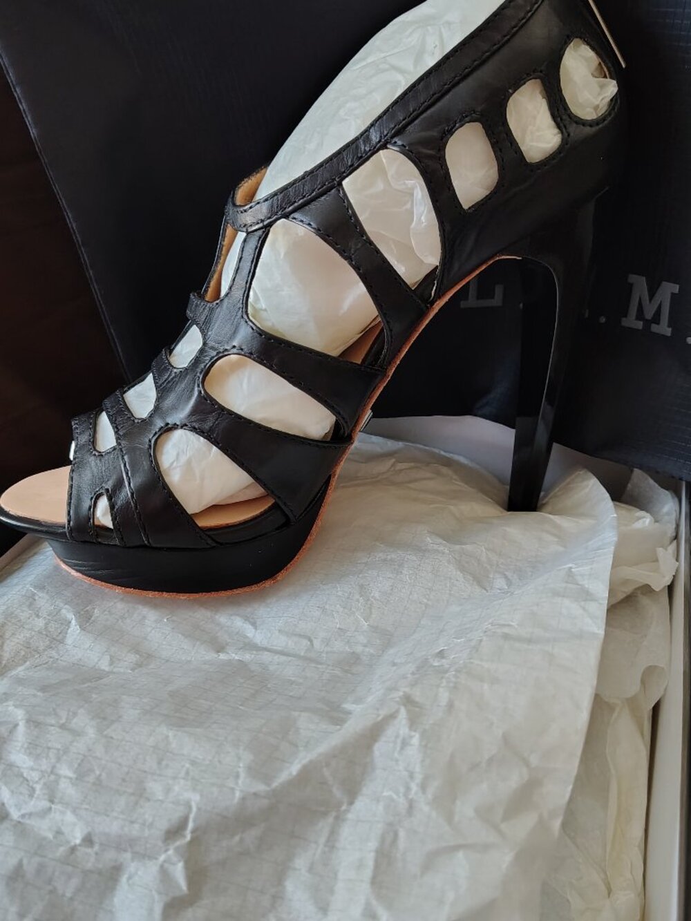GORGEOUS WOMENS L.A.M.B BLACK STRAPPY HEELS WITH BUCKLES SIZE 8.5 M - Picture 5 of 11